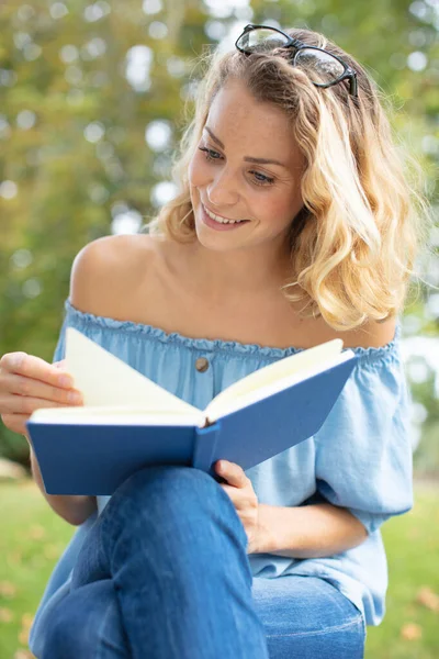 Donna Felice Che Legge Libro Nel Parco — Foto Stock