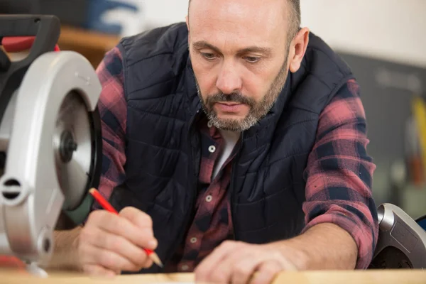 Homme Mûr Préparant Bois Couper Avec Une Scie Circulaire — Photo