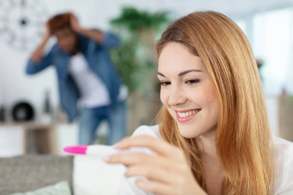 Šťastná Žena Drží Těhotenský Test Strach Muž — Stock fotografie