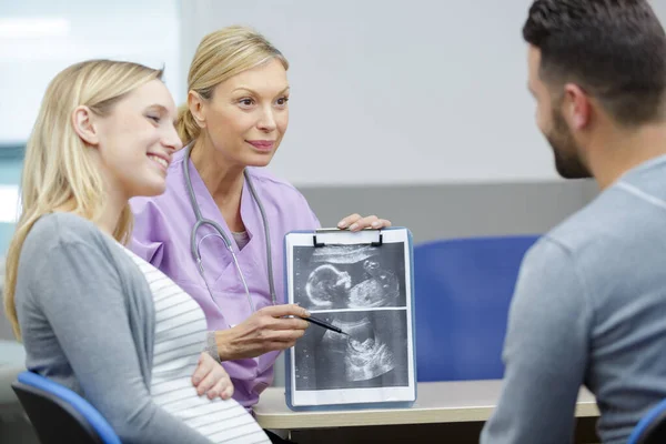 Lekarz Pokazując Szczęśliwy Para Ciąży Usg Zdjęcie — Zdjęcie stockowe