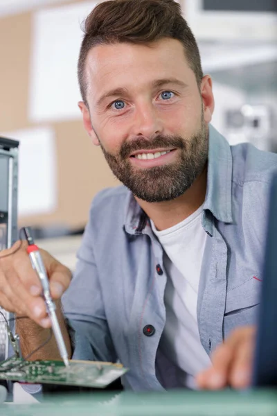 Computermeister Wischt Die Schraube Mit Einem Schraubenzieher — Stockfoto