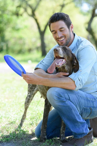 Ember Játszik Kutyájával — Stock Fotó
