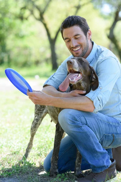 Adam Köpeğiyle Oynuyor — Stok fotoğraf