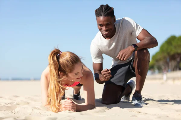 Tiro Duas Pessoas Que Exercitam Praia Manhã — Fotografia de Stock