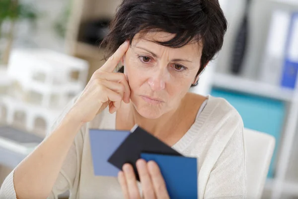 Innenarchitektin Mit Farbmuster Der Hand — Stockfoto