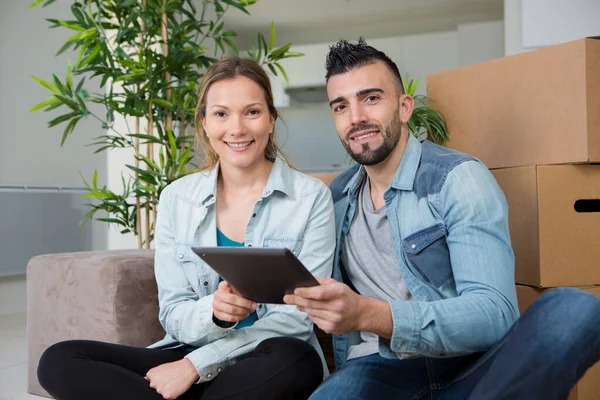 Jeune Déménagement Couple Tenant Tablette — Photo