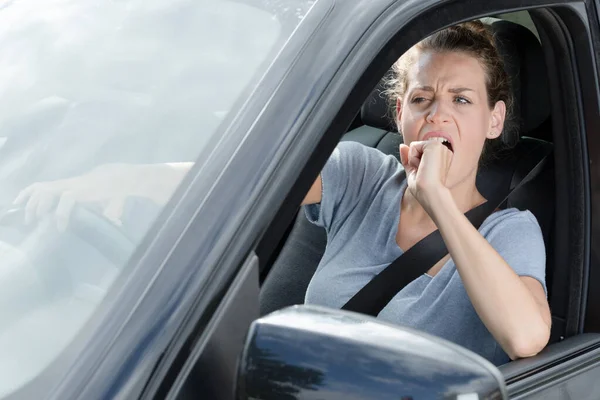 Jovem Mulher Bocejando Dentro Seu Carro — Fotografia de Stock