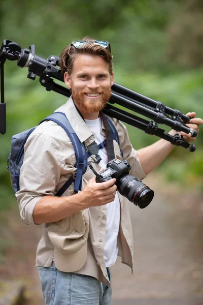Счастливый Молодой Человек Фотограф Цифровой Камерой — стоковое фото
