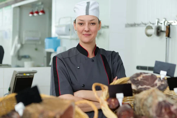 Portret Van Vrouwelijke Slager Achter Gedroogd Vlees — Stockfoto