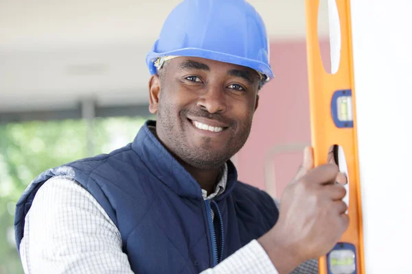 Trabajador Construcción Raza Mixta Utilizando Nivel Espíritu —  Fotos de Stock