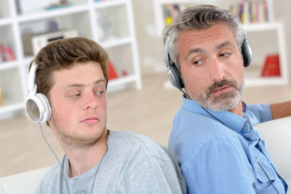 Padre Hijo Espalda Con Espalda Con Auriculares — Foto de Stock