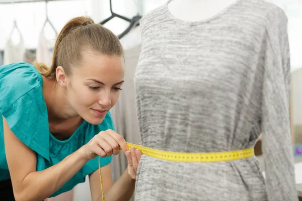 Schöne Junge Frau Messattrappe Mit Klebeband — Stockfoto