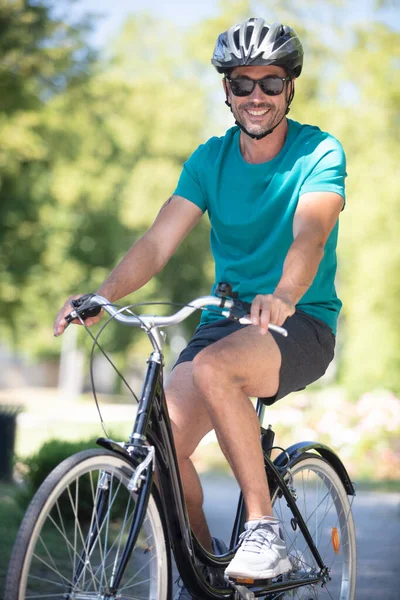 Όμορφος Νεαρός Άνδρας Ποδηλασία Στην Ύπαιθρο — Φωτογραφία Αρχείου