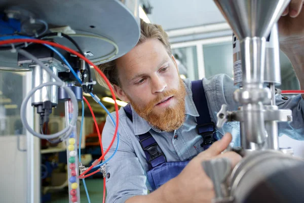 Ein Mann Repariert Eine Maschine — Stockfoto