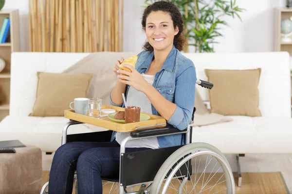 Mujer Discapacitada Feliz Silla Ruedas Comiendo Croissants — Foto de Stock