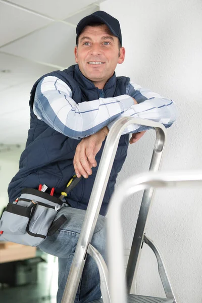 Reifer Freundlicher Handwerker Auf Der Leiter — Stockfoto