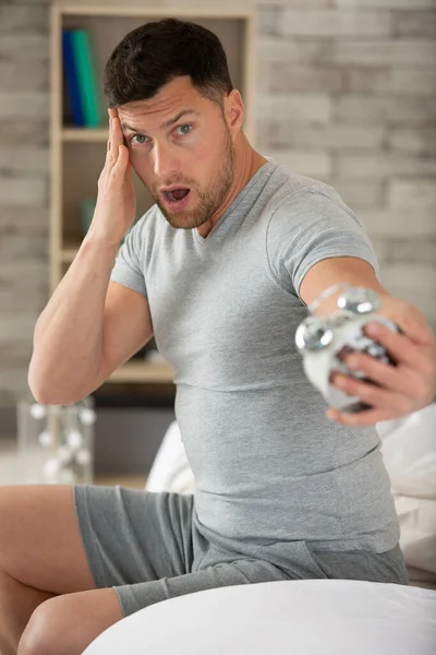 Knappe Man Geschokt Als Hij Wakker Wordt Laat — Stockfoto