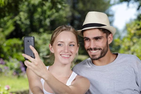 Jong Stel Maken Selfie Met Mobiele Telefoon Het Park — Stockfoto
