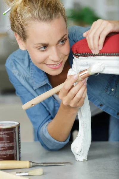 Uma Mulher Feliz Pintando Cadeira Antiga — Fotografia de Stock