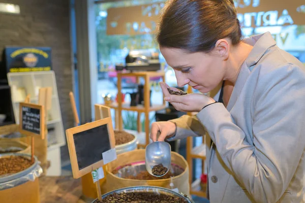 Barista Femminile Controllando Chicchi Caffè — Foto Stock