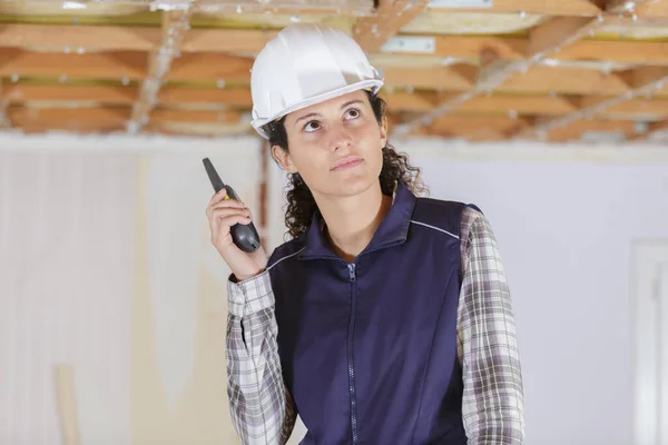 Ingeniero Mujer Usando Radio Comunicatio —  Fotos de Stock