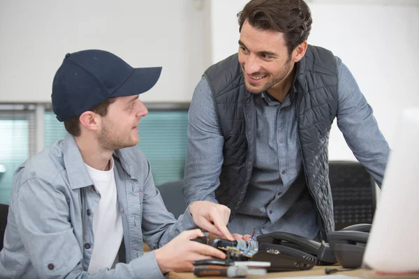 Dois Homens Reparando Telefone Celular Oficina Moderna — Fotografia de Stock