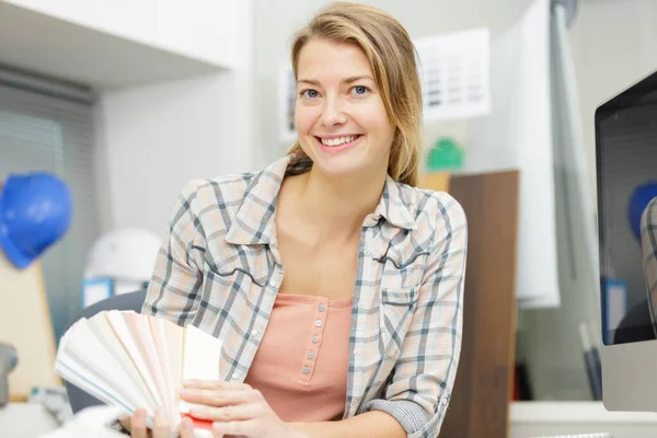 Designer Hand Välja Färg Från Olika Färg Fläckar Kontoret — Stockfoto