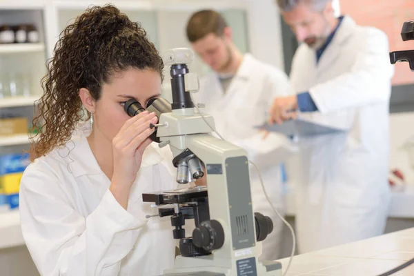 Kvinnlig Forskare Med Mikroskop — Stockfoto