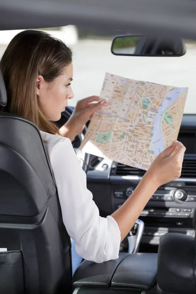 Kadın Sürücü Kağıt Sokak Haritasına Bakıyor — Stok fotoğraf