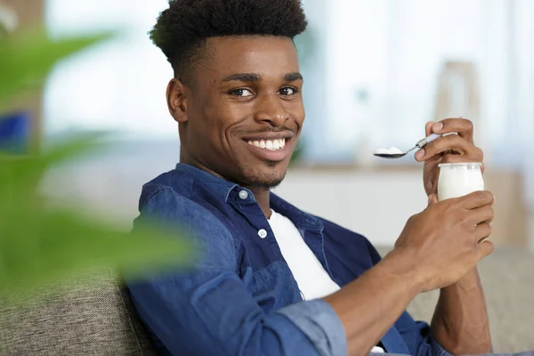 Sonriente Joven Comiendo Yogur — Foto de Stock