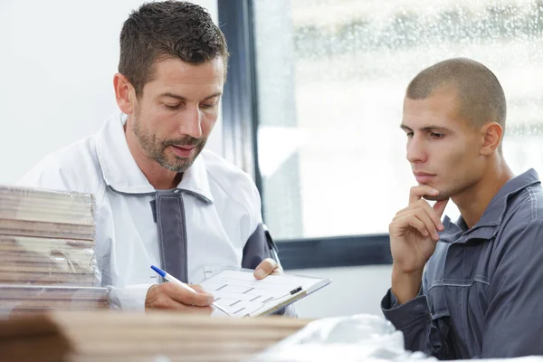 Gerente Dando Instrucciones Trabajador Junior —  Fotos de Stock