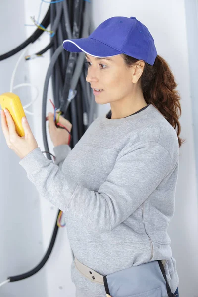 Mujer Trabajadora Montón Cables Red — Foto de Stock