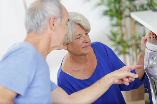 Portret Szczęśliwej Pary Seniorów Przez Pralkę — Zdjęcie stockowe