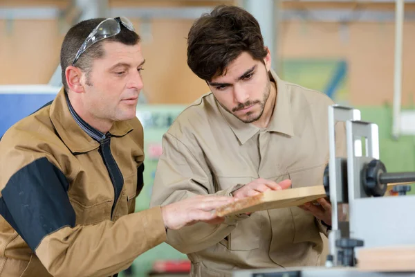 Falegnami Maschi Con Laboratorio Legno — Foto Stock