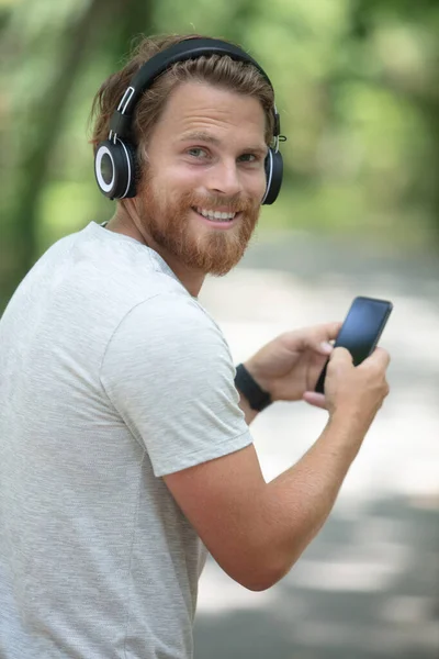 Hombre Guapo Usando Teléfono Aire Libre —  Fotos de Stock