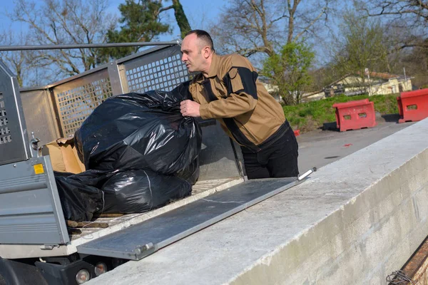 Operaio Svuotamento Sacchi Della Spazzatura Dal Veicolo — Foto Stock