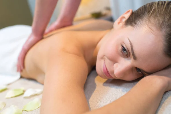 Mulher Está Tendo Uma Massagem Relaxante — Fotografia de Stock