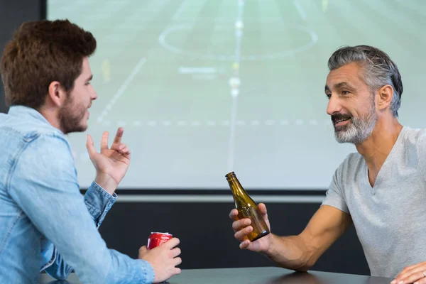 Mannen Die Drinken Tijdens Het Kijken Naar Sport Het Grote — Stockfoto