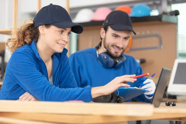 Hombre Mujer Usando Tableta Taller —  Fotos de Stock