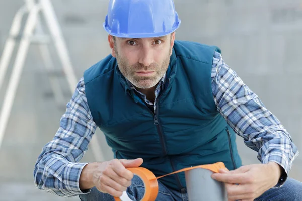 Repairman Builder Holds Tape — Stock Photo, Image