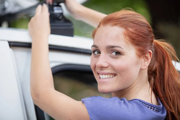 Mature Cycliste Femme Prenant Vtt Voiture — Photo