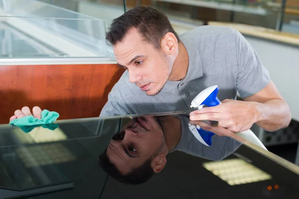 Uomo Utilizzando Prodotto Spray Pulire Superficie Vetro — Foto Stock