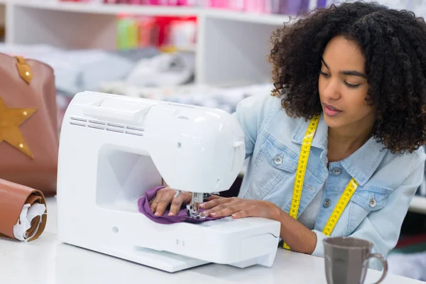 Mooie Lachende Kleermaker Genieten Van Werk Aan Naaimachine — Stockfoto