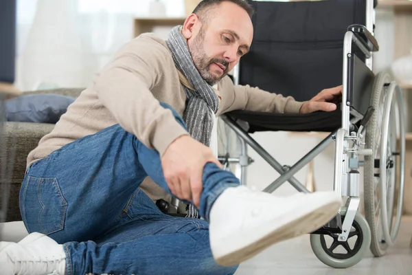 Man Fell Wheelchair Sitting Floor — Stock Photo, Image