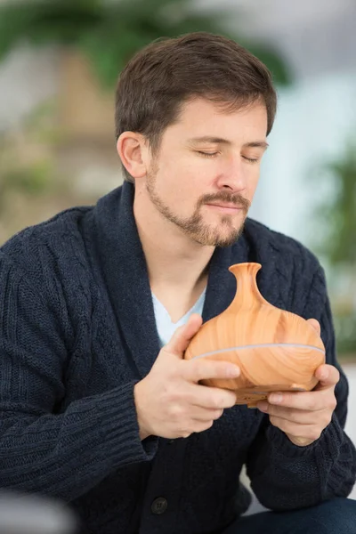 Uomo Apprezzando Aroma Del Diffusore Oli Essenziali — Foto Stock