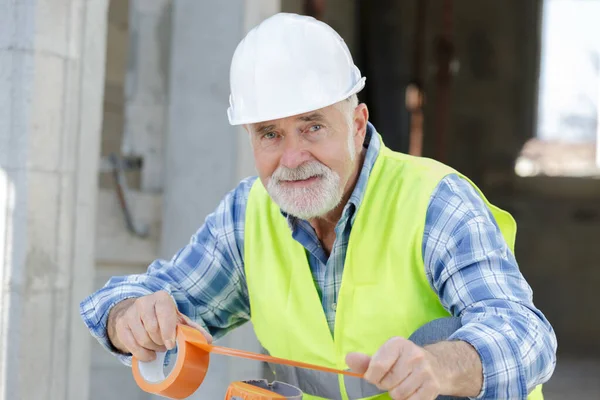 Senior Man Builder Posing Outdoors — Stock Photo, Image