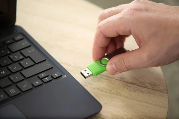 Close Hand Connecting Usb Flash Drive — Stock fotografie