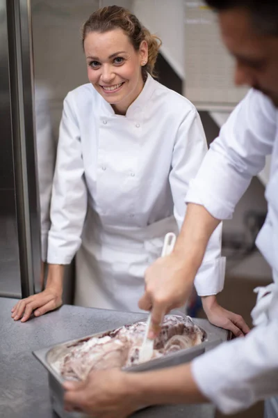 Koch Gießt Schokolade Während Der Eiscremeproduktion — Stockfoto