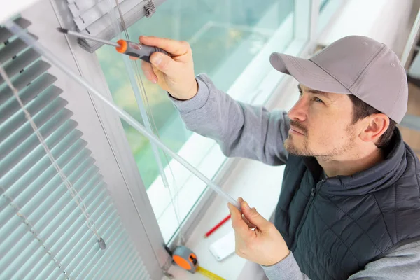 Mannelijke Reparateur Bevestigingsvenster Met Schroevendraaier — Stockfoto