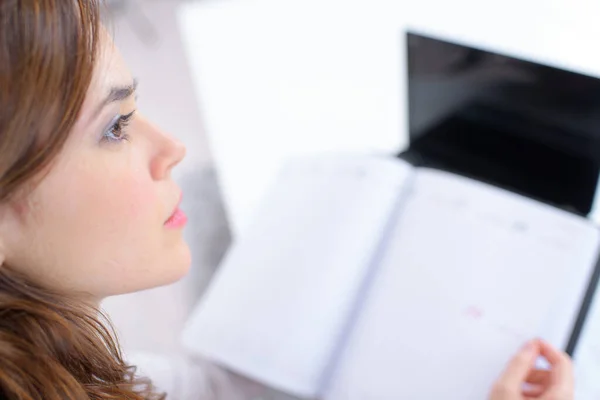 Nahaufnahme Einer Dame Mit Computer Und Tagebuch — Stockfoto